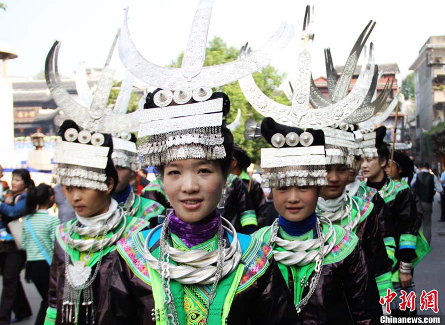 عرض الأزياء التقليدية لقومية مياو في بلدة فونغهوانغ العريقة  (5)