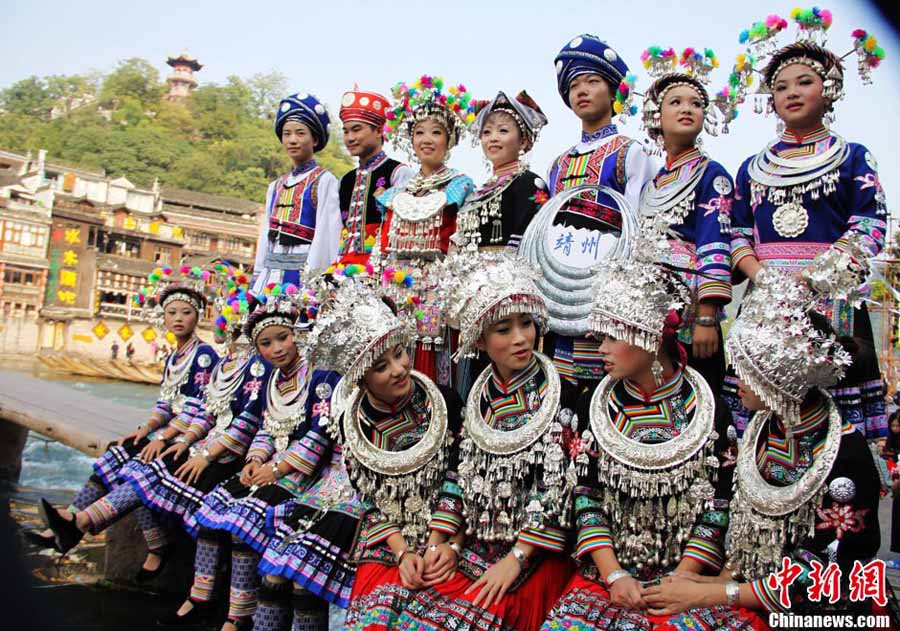 عرض الأزياء التقليدية لقومية مياو في بلدة فونغهوانغ العريقة  (2)