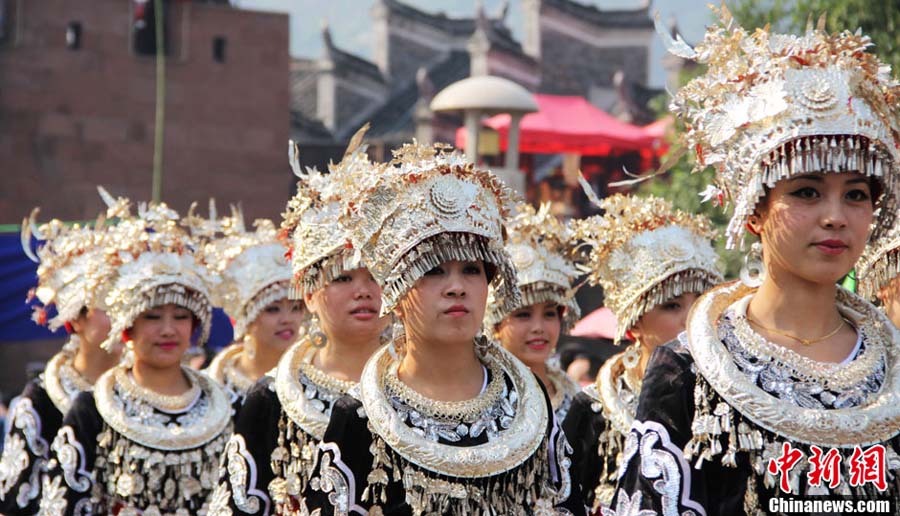 عرض الأزياء التقليدية لقومية مياو في بلدة فونغهوانغ العريقة  (4)