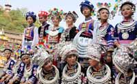 عرض الأزياء التقليدية لقومية مياو في بلدة فونغهوانغ العريقة 