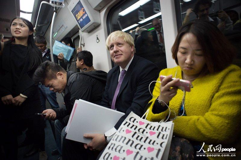 عمدة مدينة لندن يجرب مترو بكين: نظيف ومنظم لكن الركاب كثيرون 