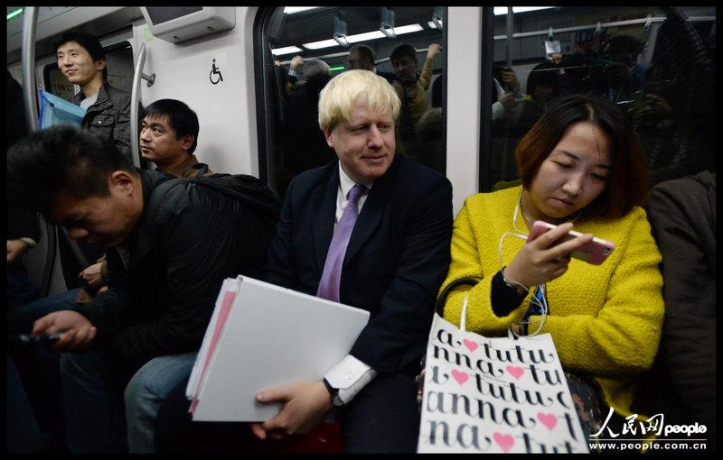 عمدة مدينة لندن يجرب مترو بكين: نظيف ومنظم لكن الركاب كثيرون  (8)