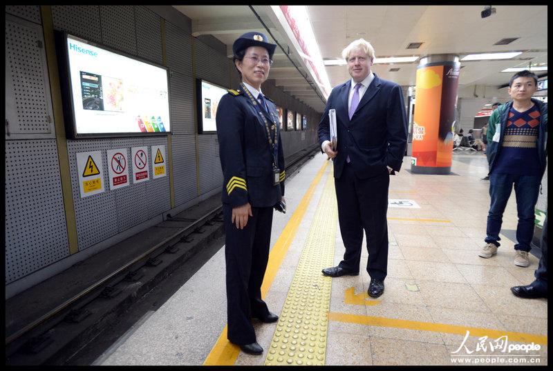 عمدة مدينة لندن يجرب مترو بكين: نظيف ومنظم لكن الركاب كثيرون  (4)
