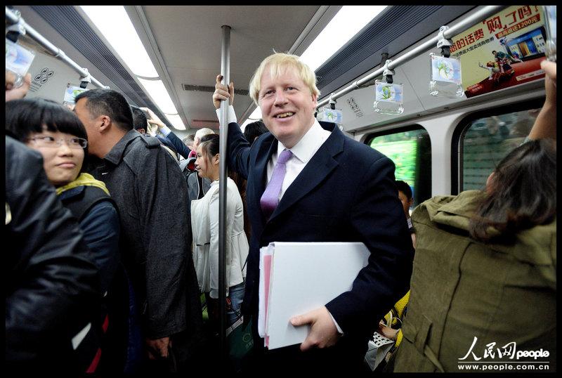 عمدة مدينة لندن يجرب مترو بكين: نظيف ومنظم لكن الركاب كثيرون  (3)