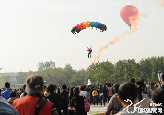 مهرجان مناطيد الهواء الساخنة يقام في مدينة لانغفانغ الصينية  (7)