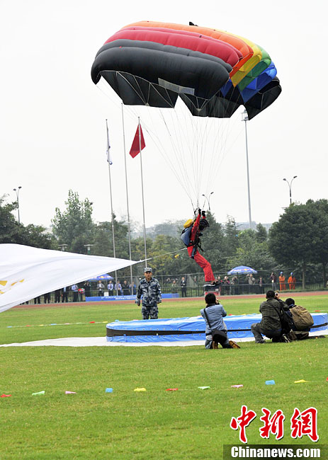 افتتاح بطولة العالم للقفز بالمظلات في مجلس الرياضة العسكرية الدولية  (4)