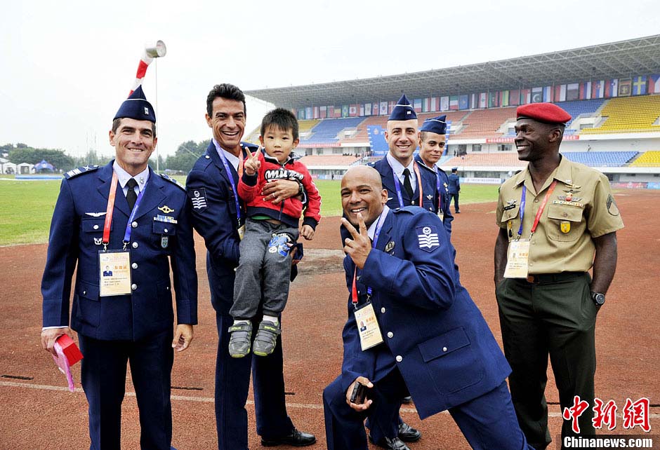 افتتاح بطولة العالم للقفز بالمظلات في مجلس الرياضة العسكرية الدولية  (15)