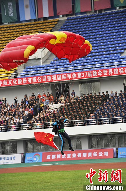 افتتاح بطولة العالم للقفز بالمظلات في مجلس الرياضة العسكرية الدولية  (9)