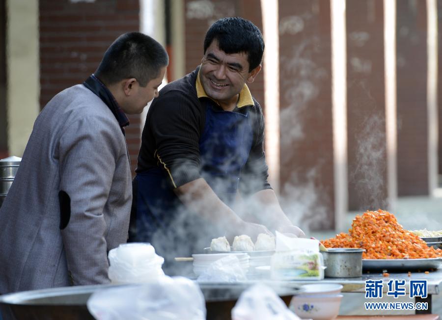 ألف مسلم يأدون صلاة العيد احتفالا بعيد الإضحى المبارك فى شينجيانغ  (17)