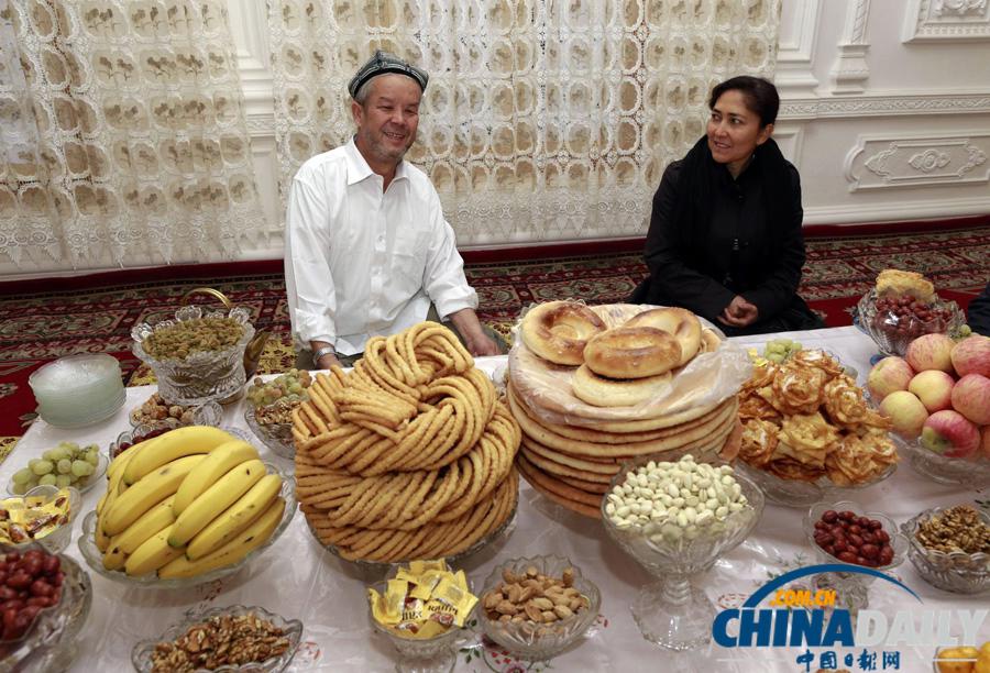 ألف مسلم يأدون صلاة العيد احتفالا بعيد الإضحى المبارك فى شينجيانغ  (14)