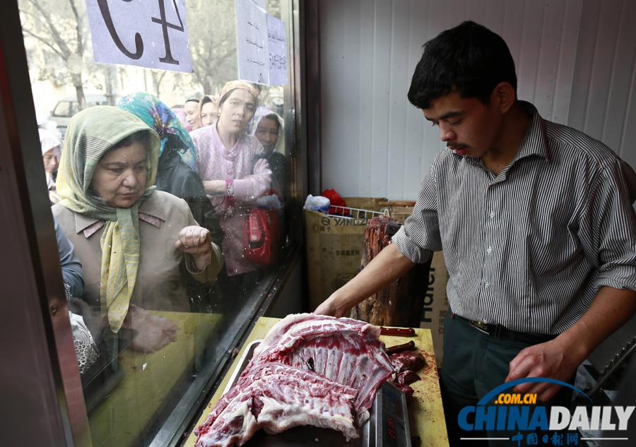 ألف مسلم يأدون صلاة العيد احتفالا بعيد الإضحى المبارك فى شينجيانغ  (12)