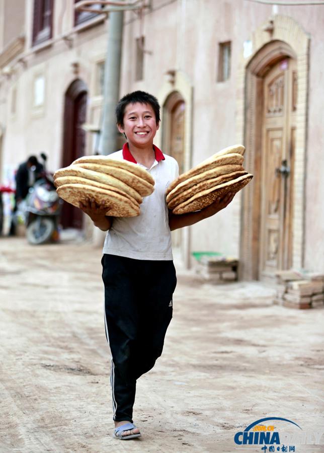 ألف مسلم يأدون صلاة العيد احتفالا بعيد الإضحى المبارك فى شينجيانغ  (11)