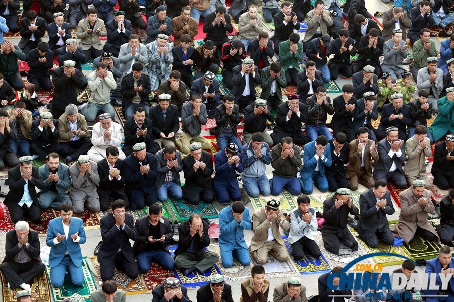 ألف مسلم يأدون صلاة العيد احتفالا بعيد الإضحى المبارك فى شينجيانغ  (5)