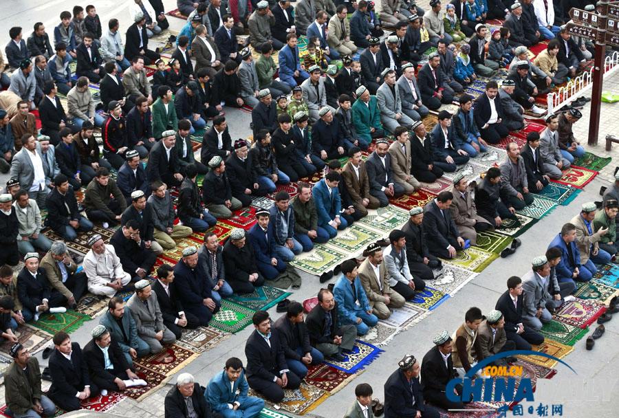 ألف مسلم يأدون صلاة العيد احتفالا بعيد الإضحى المبارك فى شينجيانغ  (4)