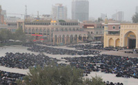 ألف مسلم يأدون صلاة العيد احتفالا بعيد الإضحى المبارك فى شينجيانغ 