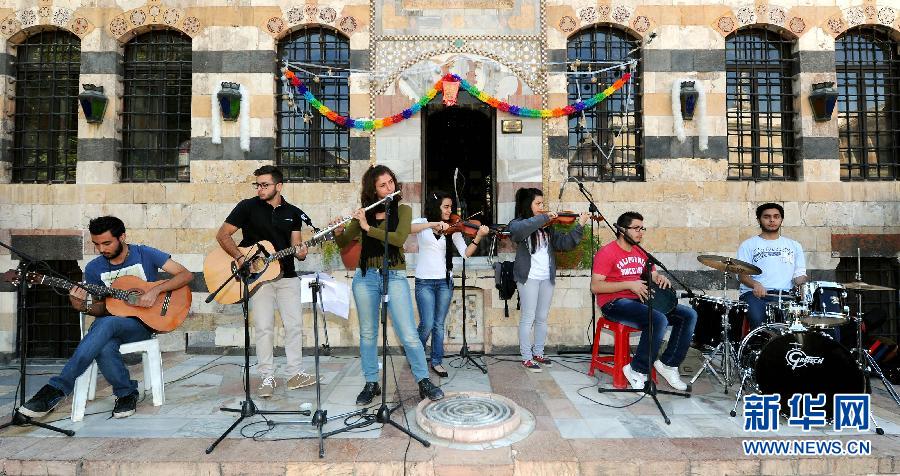 أطفال سوريا يحتفلون بالعيد وسط النيران  (2)