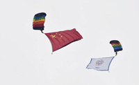 افتتاح بطولة العالم للقفز بالمظلات في مجلس الرياضة العسكرية الدولية 