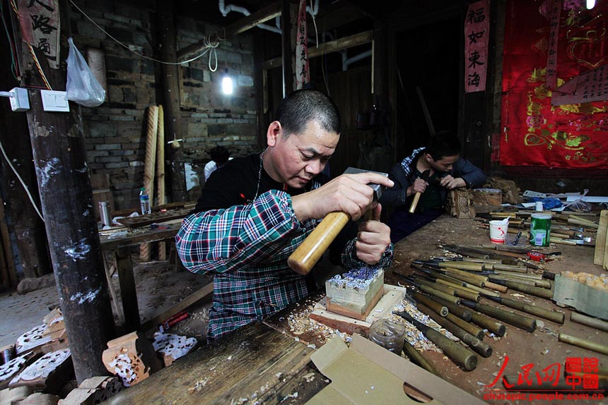 عمال النقش على الخشب في قرية بالصين  (18)