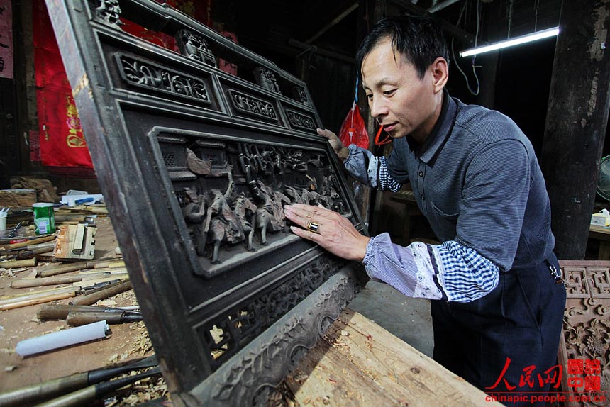 عمال النقش على الخشب في قرية بالصين  (13)