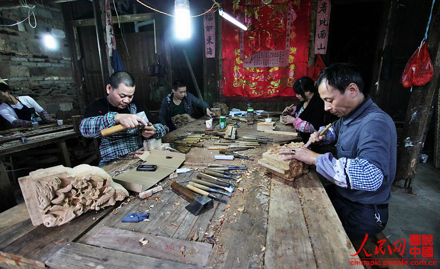 عمال النقش على الخشب في قرية بالصين  (12)