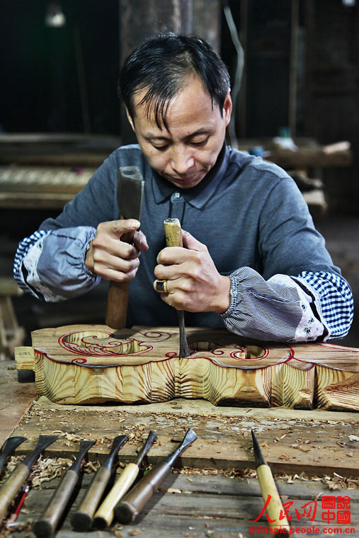 عمال النقش على الخشب في قرية بالصين  (9)