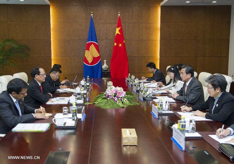 وزير خارجية الصين يعقد محادثات مع سكرتير عام الآسيان