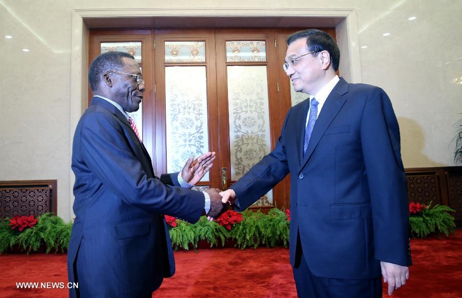 رئيس مجلس الدولة الصيني يجتمع مع رئيس وزراء تنزانيا