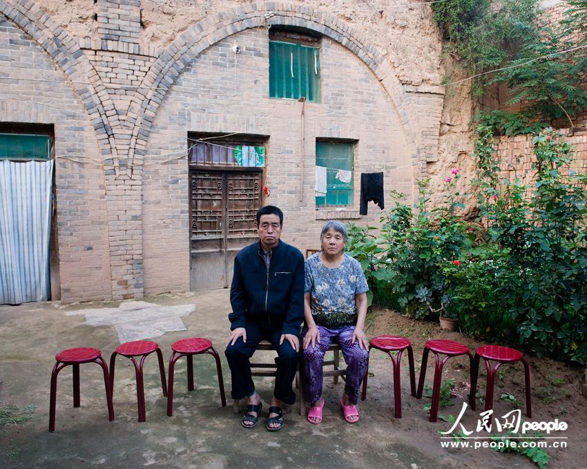 دي جين شينغ البالغ من العمر 56 عاما مع زوجته، خرج أولاده الستة من القرية للعمل في المدينة و التزوج في المناطق الأخرى.