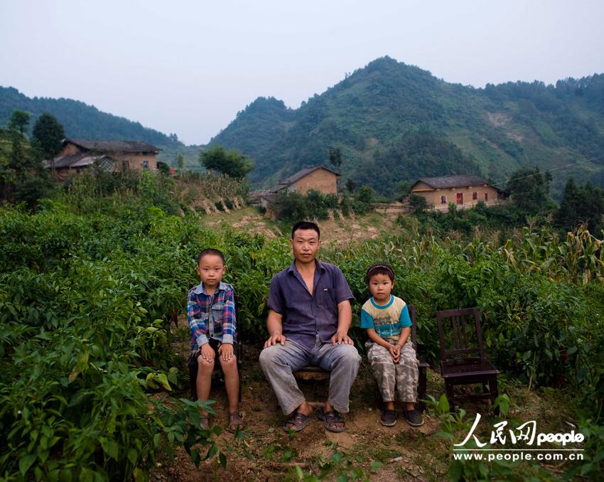 تشنغ شياو لين وإبنيه في حقول الخضار في بلدة شوانغلونغ بمدينة آنكانغ في مقاطعة شنشي(التقطت الصورة في 28 أغسطس عام 2011). وتعمل زوجته في المدينة. 
