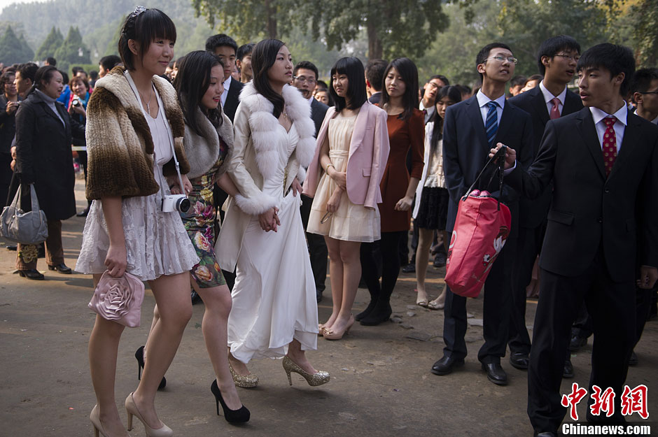 طلاب مدرسة ثانوية ببكين يقيمون حفل البلوغ في حديقة يوانمينغيوان 