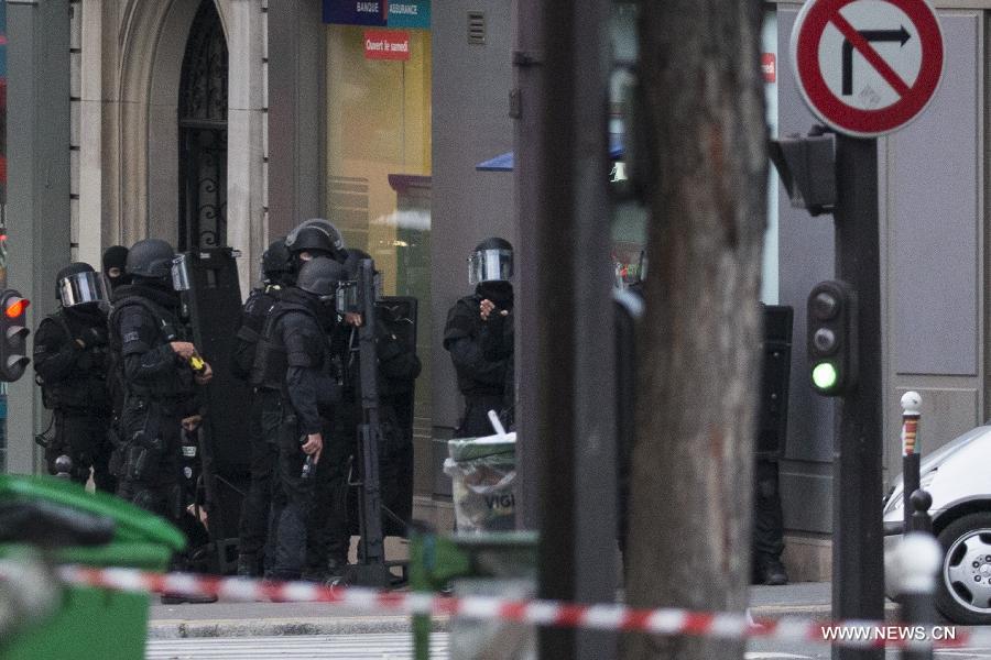 محتجز رهائن البنك في باريس يسلم نفسه دون وقوع إصابات  (2)