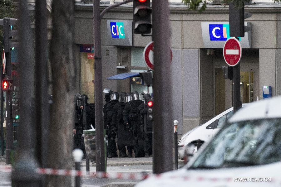 محتجز رهائن البنك في باريس يسلم نفسه دون وقوع إصابات 