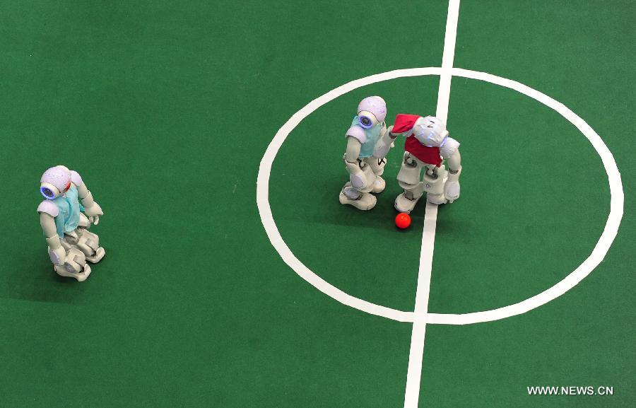 انطلاق مباراة كرة القدم بين الروبوتات في مدينة خفى (2)