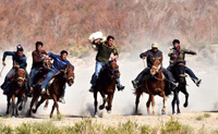 إقامة مسابقة ركوب الحصان وأخذ الخروف فى شينجيانغ 