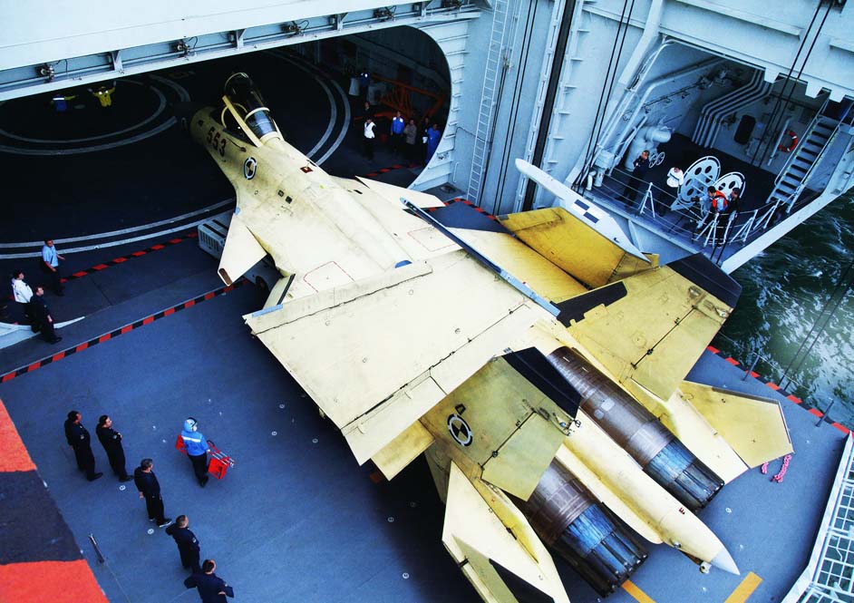 مقاتلات جيان-15 تدخل حاملة الطائرات الصينية لياونينغ على متن مصعد كهربائي  (4)