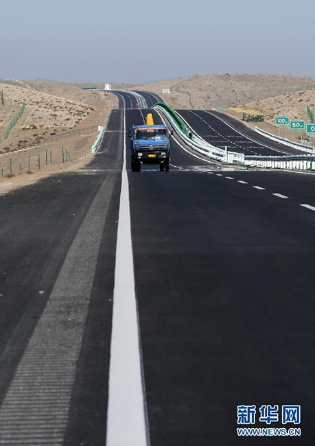  بناء أول طريق سريع صحراوي في شينجيانغ  (2)