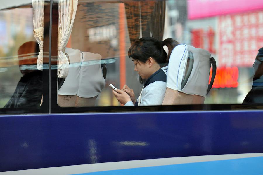 الصينيون يتصفحون الانترنت 12 ساعة أسبوعيا بهواتفهم الذكية  (4)
