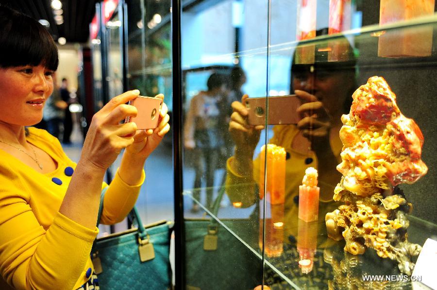 عرض الأعمال الرائعة لنقش الأحجار الكريمة في مدينة فوتشو الصينية