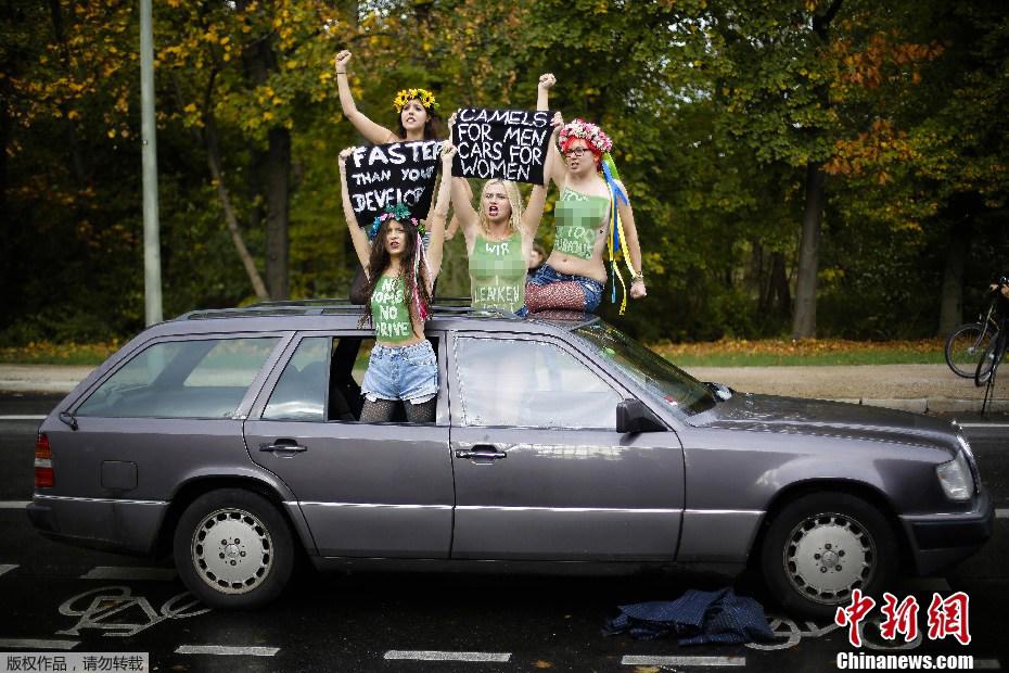 صور: ناشطات فيمن يتظاهرن أمام السفارة السعودية بألمانيا إحتجاجا على منع المرأة السعودية من قيادة السيارة   (3)