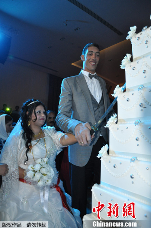 صور:إقامة حفلة زفاف لأطول رجل فى العالم وزوجة أقصر منه بـ 77 سم   (5)