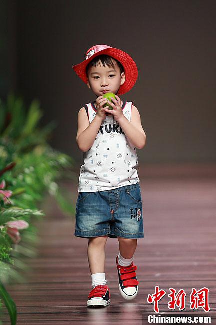 صور:عارضو أزياء صغار محبوبون فى أسبوع الموضة الصيني الدولي  (8)