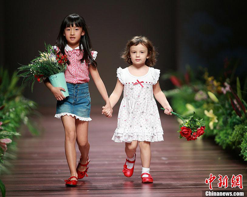 صور:عارضو أزياء صغار محبوبون فى أسبوع الموضة الصيني الدولي 