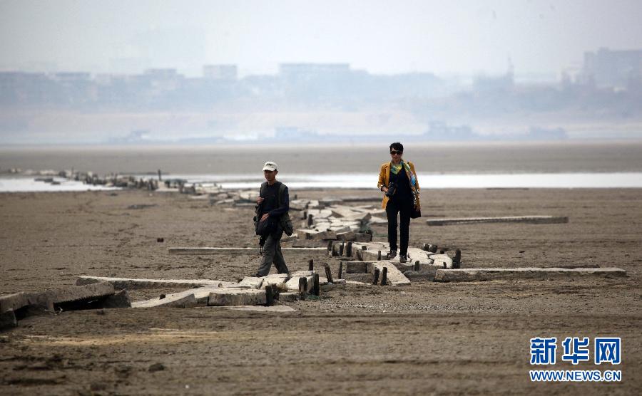 صور:أكبر بحيرة للمياه العذبة في الصين مهددة بالجفاف   (6)