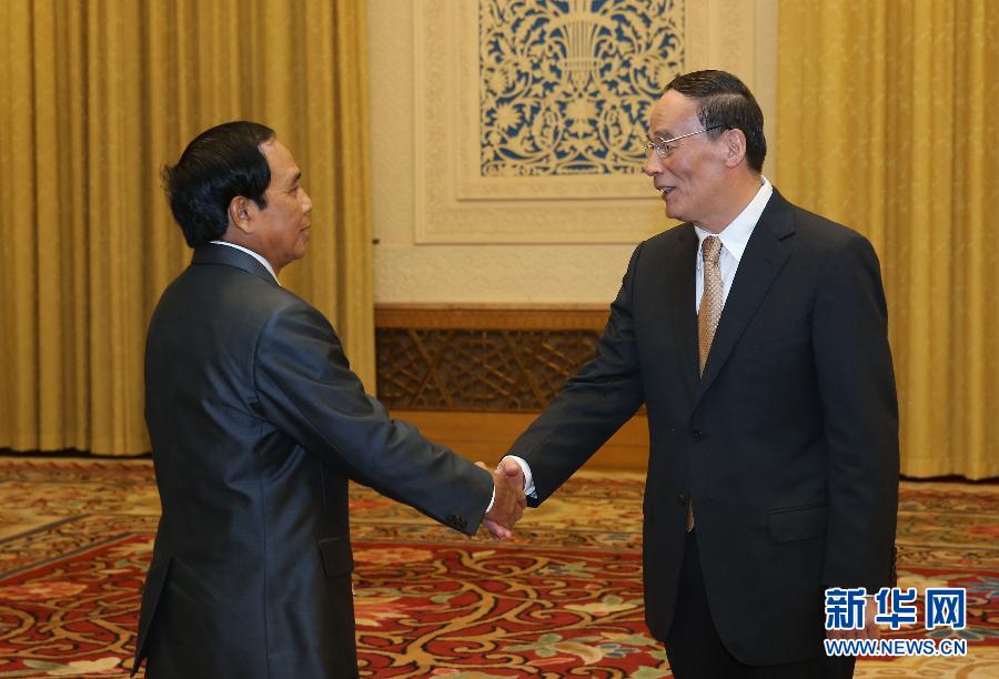مسؤول بارز بالحزب الشيوعي الصيني يلتقي مع وفد من لاوس 