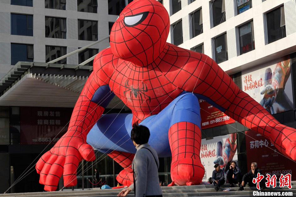 ظهور  "رجل عنكبوت" ضخم فى شارع مدينة تشنغتشو 