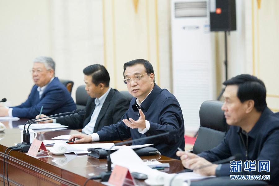 رئيس مجلس الدولة الصيني يدعو إلى بذل جهود أكبر لتنمية الاقتصاد وتعزيز الرفاهيه 