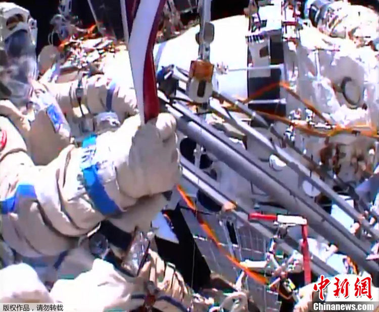 اثنان من الرواد الروس يسيران بالشعلة الأوليمبية في الفضاء لأول مرة (4)