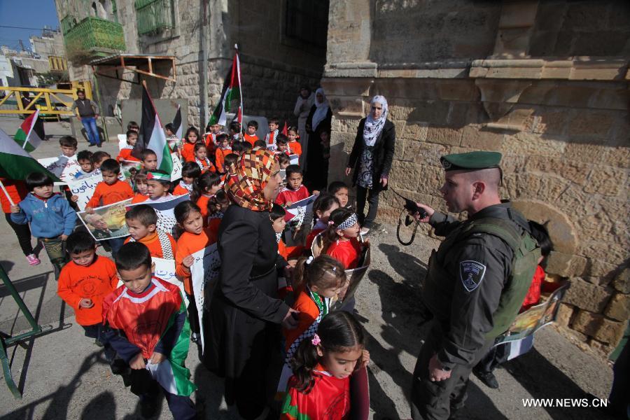 تقرير إخباري: الفلسطينيون يحيون الذكرى التاسعة لوفاة عرفات بالتأكيد على التمسك بثوابته (3)