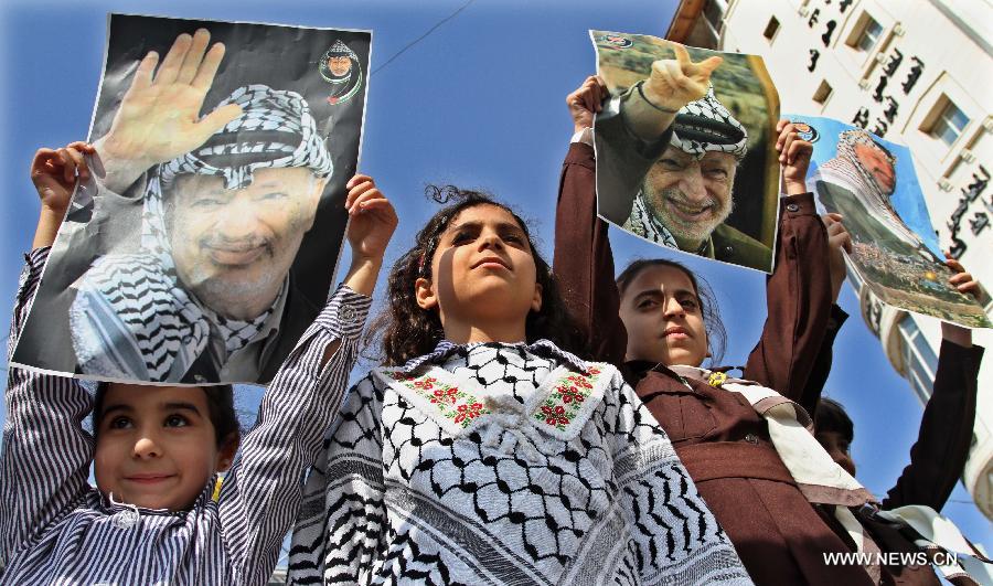 تقرير إخباري: الفلسطينيون يحيون الذكرى التاسعة لوفاة عرفات بالتأكيد على التمسك بثوابته