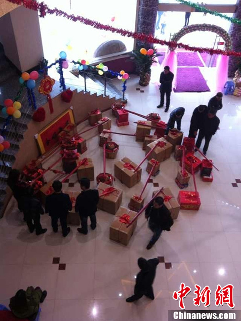 رجل ثري يقدم هدية خطوبة في شكل مبلغ 8.888 ملايين يوان يزن 102 كيلوغرام (4)